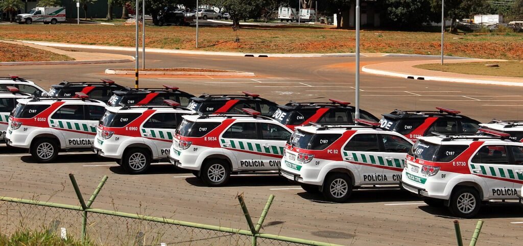 Viaturas da Polícia Civil do Distrito Federal enfileiradas em pátio