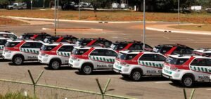 Viaturas da Polícia Civil do Distrito Federal enfileiradas em pátio