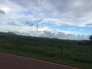 Torre de linha de transmissão de energia elétrica em área rural no Brasil