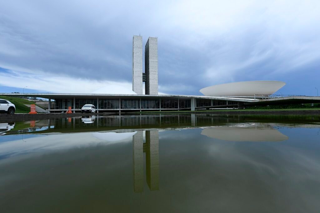 Fachada do Congresso Nacional, em Brasília, refletida no espelho d'água
