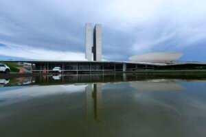 Fachada do Congresso Nacional, em Brasília, refletida no espelho d'água