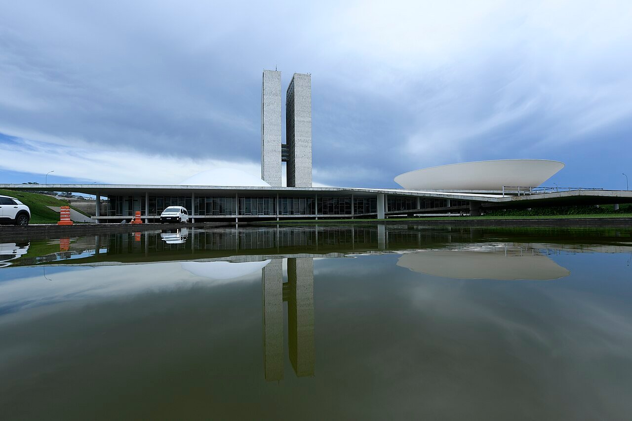 Fachada do Congresso Nacional, em Brasília, refletida no espelho d'água