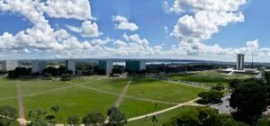 Vista panorâmica da Esplanada dos Ministérios, em Brasília, com o gramado central e os prédios dos ministérios