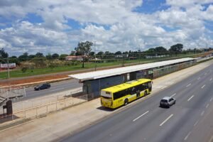 Ônibus do BRT Expresso DF parado em estação de corredor exclusivo no Distrito Federal