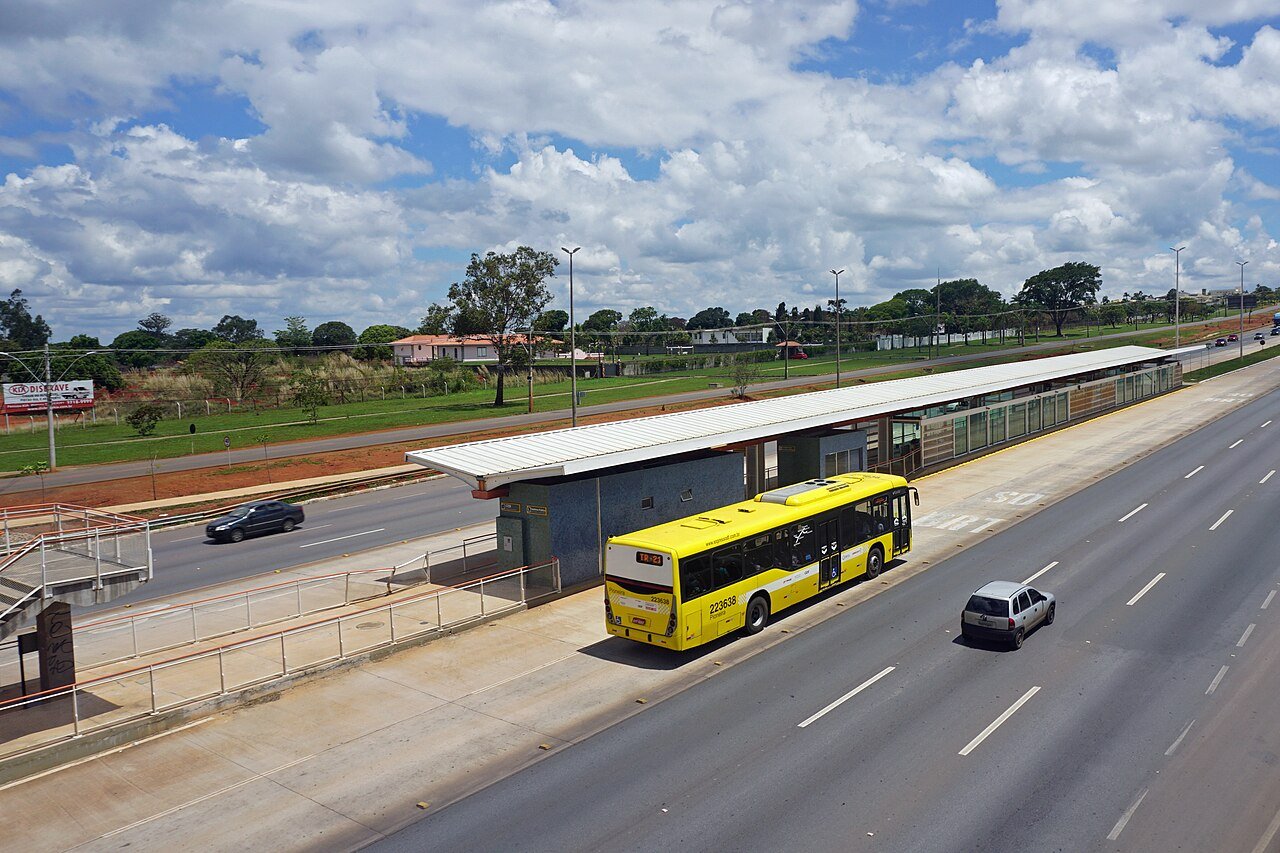 Ônibus do BRT Expresso DF parado em estação de corredor exclusivo no Distrito Federal