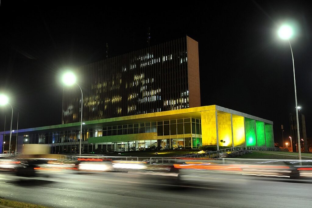 Fachada do Palácio do Buriti, sede do Governo do Distrito Federal, à noite