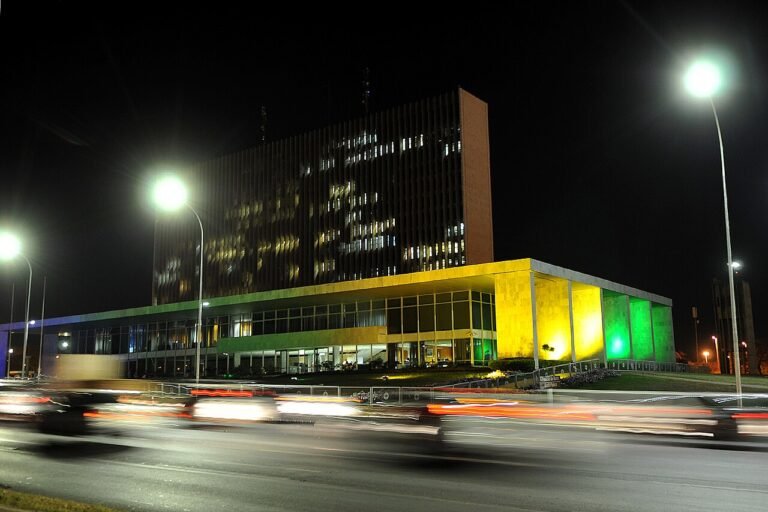 Fachada do Palácio do Buriti, sede do Governo do Distrito Federal, à noite