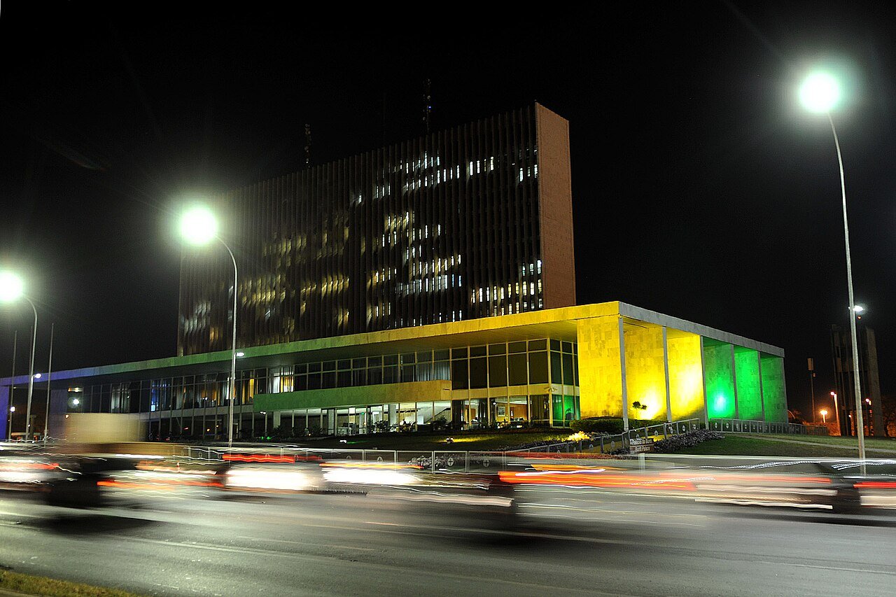 Fachada do Palácio do Buriti, sede do Governo do Distrito Federal, à noite