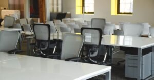 Escritório com mesas e cadeiras vazias