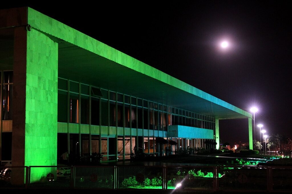 Fachada do Palácio do Buriti, sede do Governo do Distrito Federal, em imagem noturna