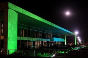 Fachada do Palácio do Buriti, sede do Governo do Distrito Federal, em imagem noturna