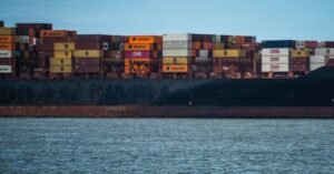 Navio porta-contêineres carregado atracado em porto
