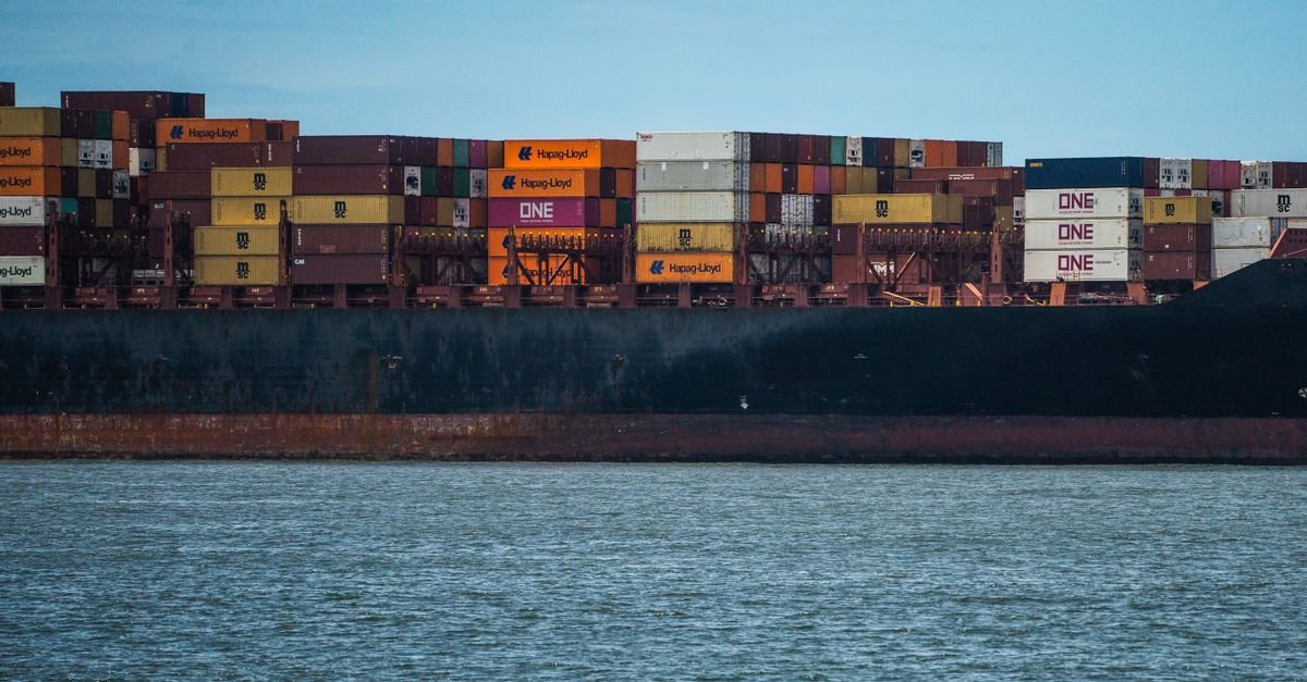 Navio porta-contêineres carregado atracado em porto