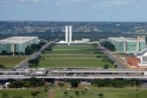 Vista da Esplanada dos Ministerios, em Brasilia, com o Congresso Nacional ao fundo