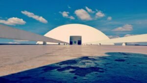 Cúpula branca do Museu Nacional da República em Brasília sob céu azul