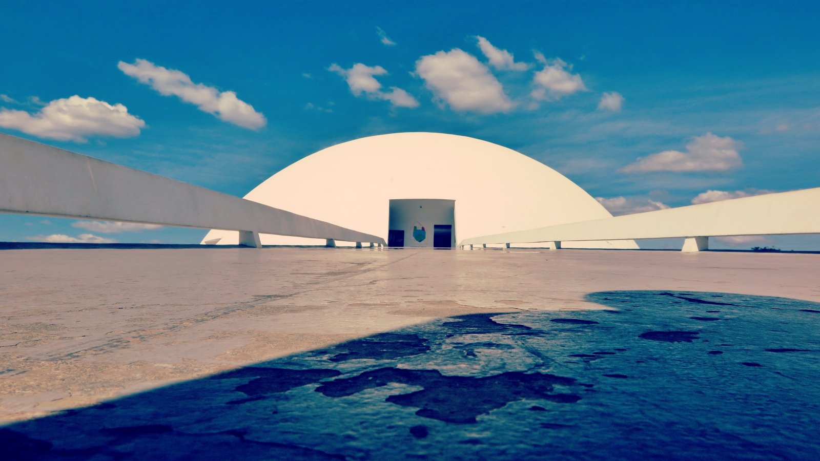 Cúpula branca do Museu Nacional da República em Brasília sob céu azul
