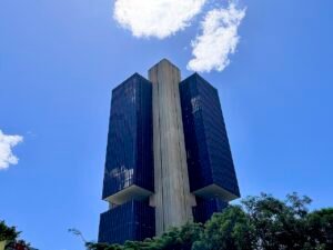 Edificio-sede do Banco Central do Brasil, em Brasilia, visto de baixo contra o ceu azul