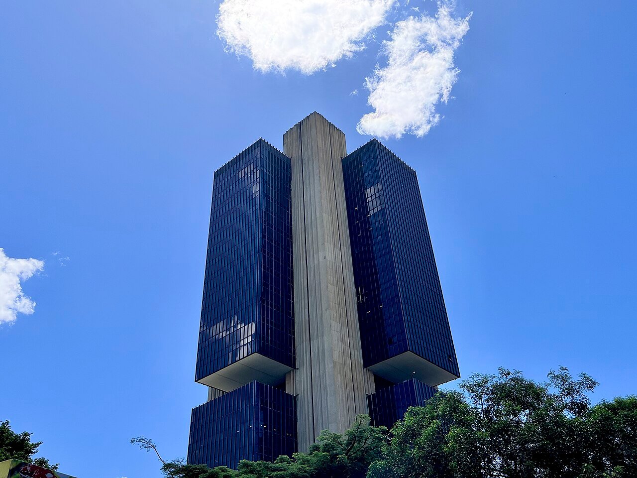 Edificio-sede do Banco Central do Brasil, em Brasilia, visto de baixo contra o ceu azul