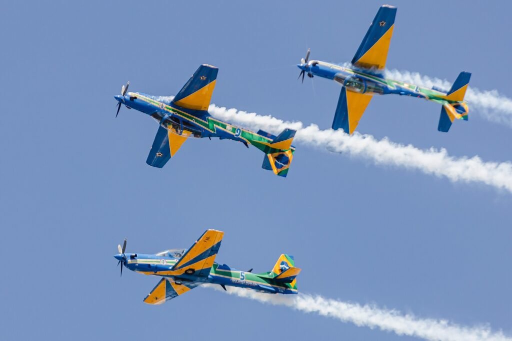 Aeronaves da Esquadrilha da Fumaça da Força Aérea Brasileira em formação com rastro de fumaça
