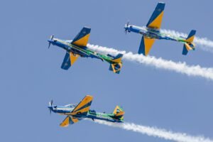 Aeronaves da Esquadrilha da Fumaça da Força Aérea Brasileira em formação com rastro de fumaça