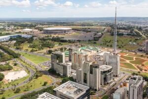 Vista aérea de Brasília com a Torre de TV, o Estádio Mané Garrincha e o Setor Hoteleiro Norte
