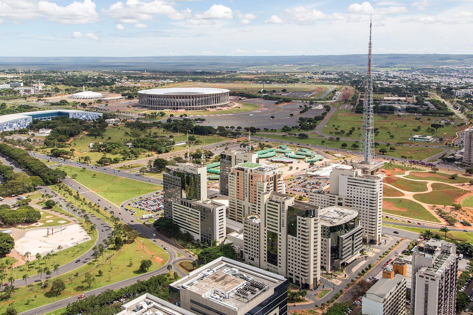 Vista aérea de Brasília com a Torre de TV, o Estádio Mané Garrincha e o Setor Hoteleiro Norte