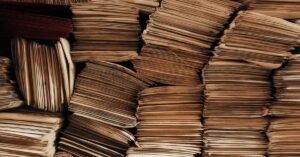 Pilhas de processos e documentos em papel arquivados