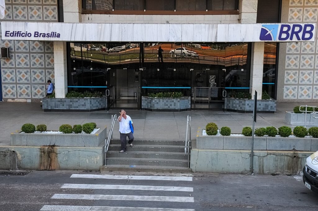 Fachada do edifício sede do BRB, com o logotipo do banco sobre a entrada