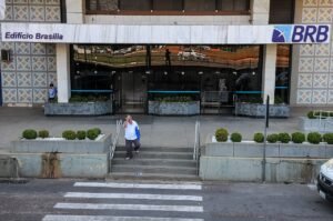 Fachada do edifício sede do BRB, com o logotipo do banco sobre a entrada