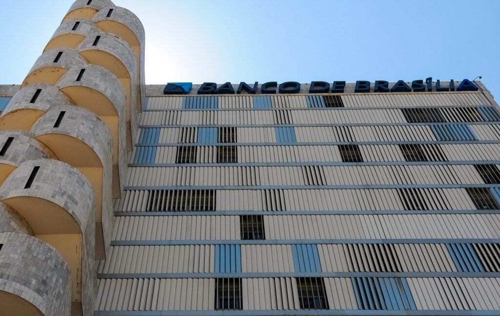 Fachada do edifício sede do Banco de Brasília, com o letreiro Banco de Brasília no alto do prédio