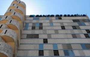 Fachada do edifício sede do Banco de Brasília, com o letreiro Banco de Brasília no alto do prédio