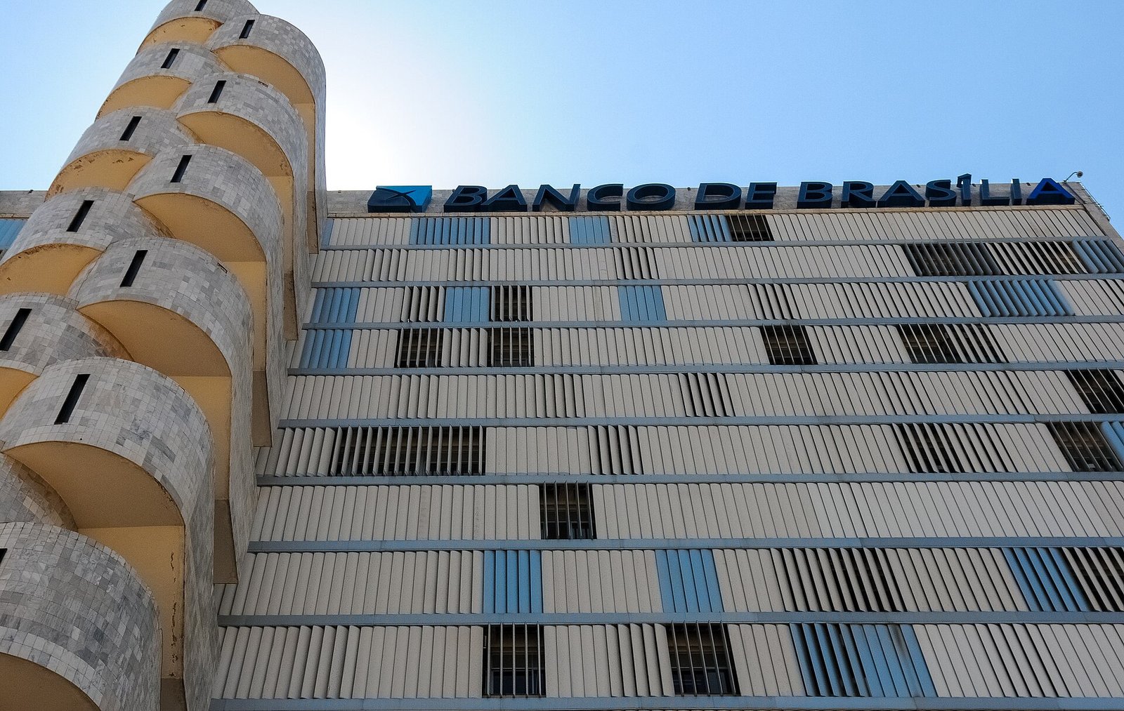Fachada do edifício sede do Banco de Brasília, com o letreiro Banco de Brasília no alto do prédio