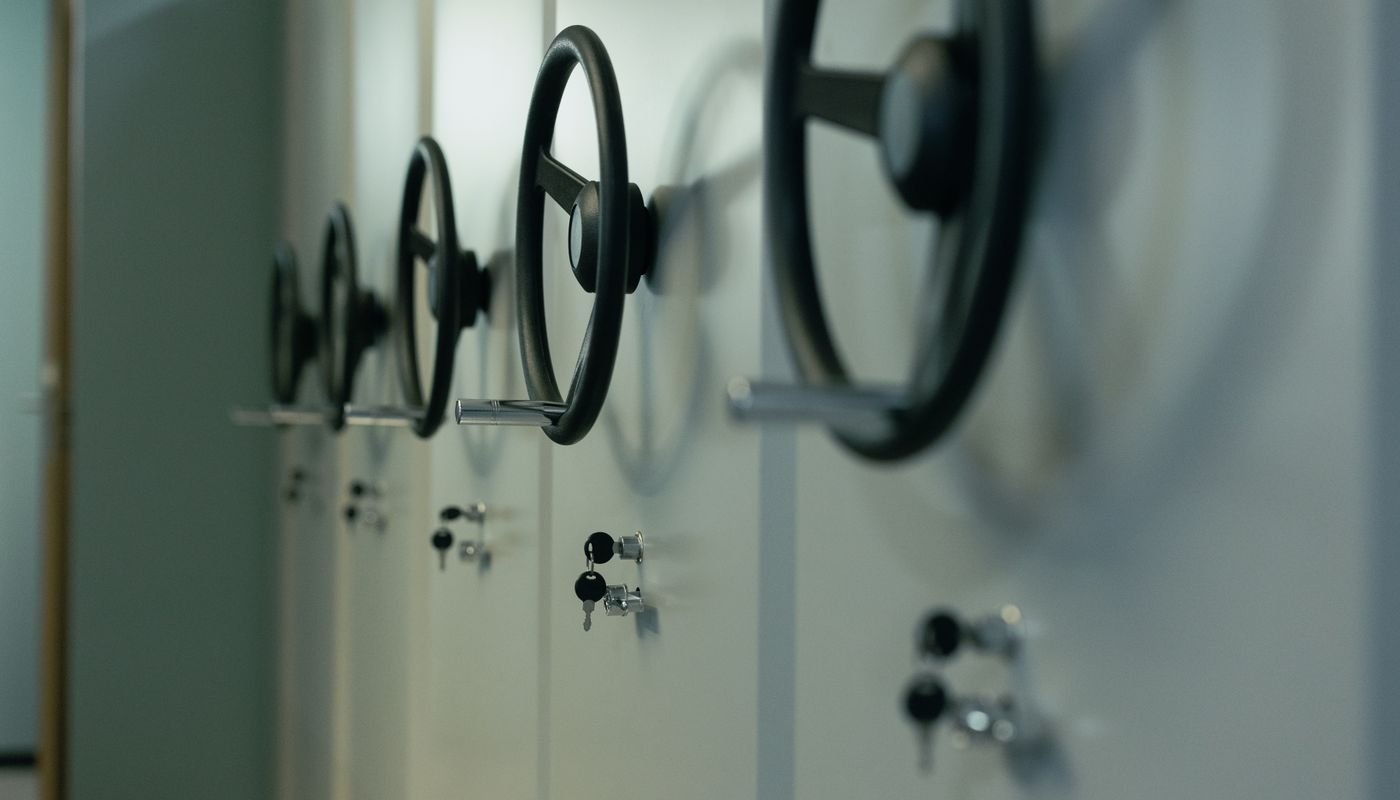 Portas de cofre metálicas com volantes de segurança enfileiradas