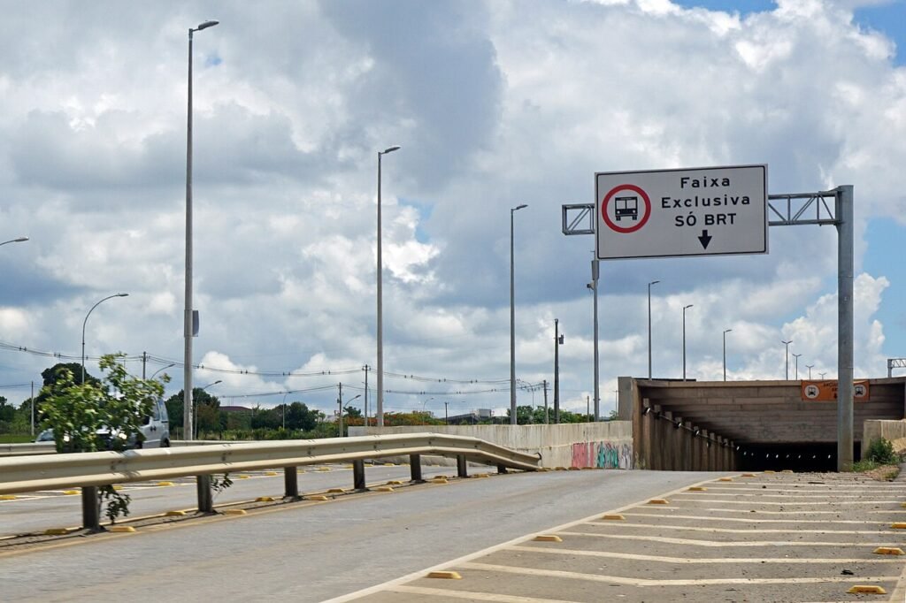 Placa de faixa exclusiva do BRT em via do Distrito Federal