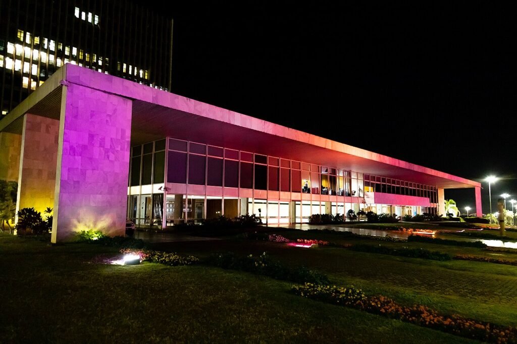 Palácio do Buriti, sede do Governo do Distrito Federal, iluminado à noite