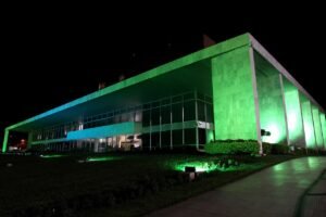 Fachada do Palácio do Buriti, sede do GDF, iluminada em verde durante a noite