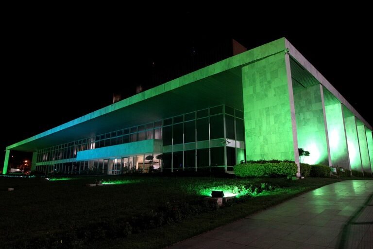 Fachada do Palácio do Buriti, sede do GDF, iluminada em verde durante a noite