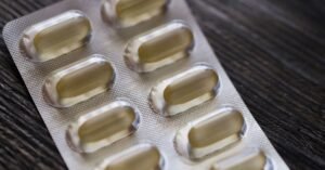 Cartela de medicamentos com capsulas em primeiro plano