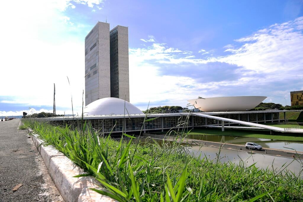 Vista do Congresso Nacional, em Brasília, com as cúpulas e o edifício anexo