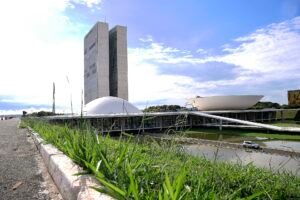 Vista do Congresso Nacional, em Brasília, com as cúpulas e o edifício anexo