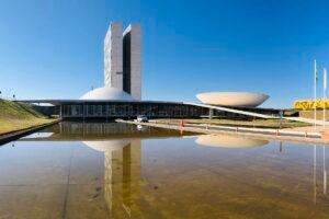 Palácio do Congresso Nacional, em Brasília, com as cúpulas do Senado e da Câmara refletidas no espelho d'água