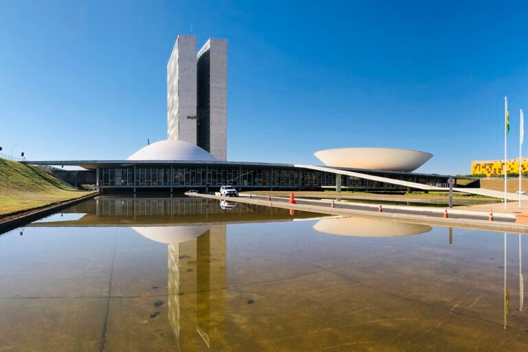 Palácio do Congresso Nacional, em Brasília, com as cúpulas do Senado e da Câmara refletidas no espelho d'água