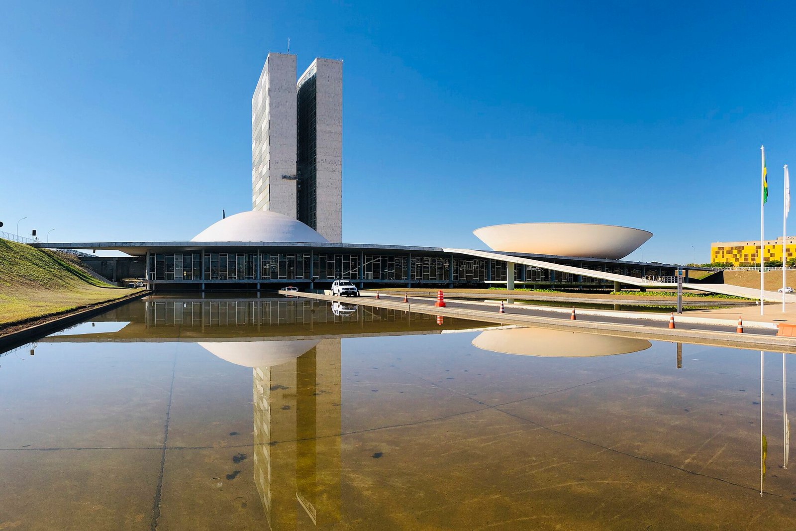Palácio do Congresso Nacional, em Brasília, com as cúpulas do Senado e da Câmara refletidas no espelho d'água