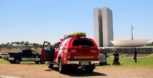 Viatura do Corpo de Bombeiros Militar do Distrito Federal em atendimento, com o Congresso Nacional ao fundo