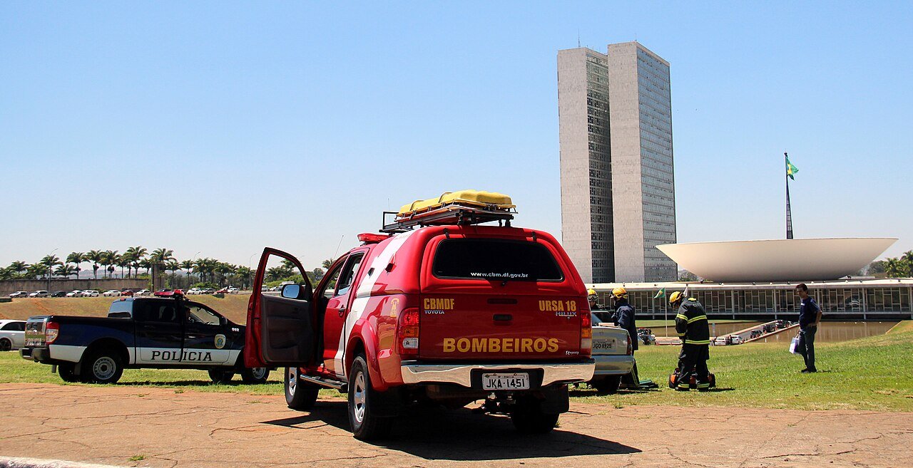 Viatura do Corpo de Bombeiros Militar do Distrito Federal em atendimento, com o Congresso Nacional ao fundo