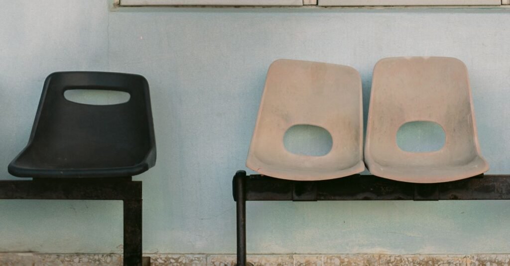 Cadeiras vazias em sala de espera de unidade de saúde
