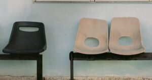 Cadeiras vazias em sala de espera de unidade de saúde