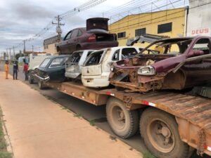 Caminhão-prancha carregado com quatro carcaças de veículos recolhidas em operação no Distrito Federal