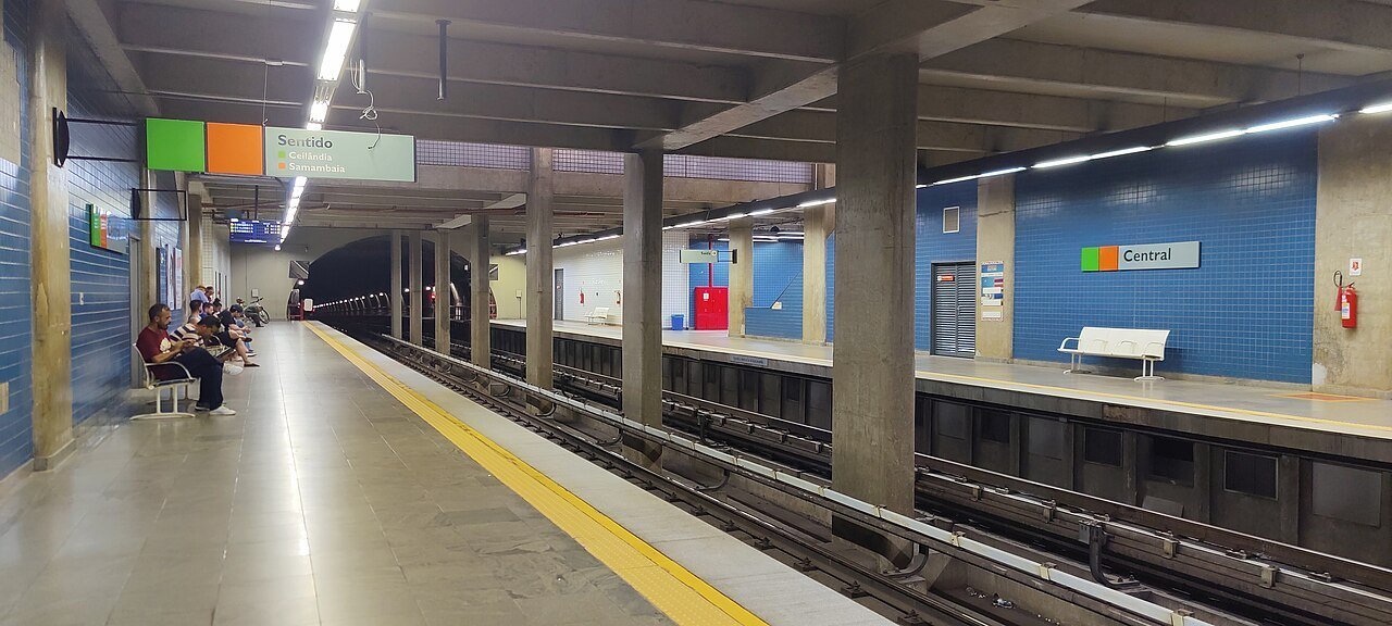 Plataforma de estação do Metrô-DF com placa indicando sentido Ceilândia e Samambaia