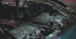 Para-brisa de carro estilhaçado após acidente de trânsito, em imagem que ilustra colisão